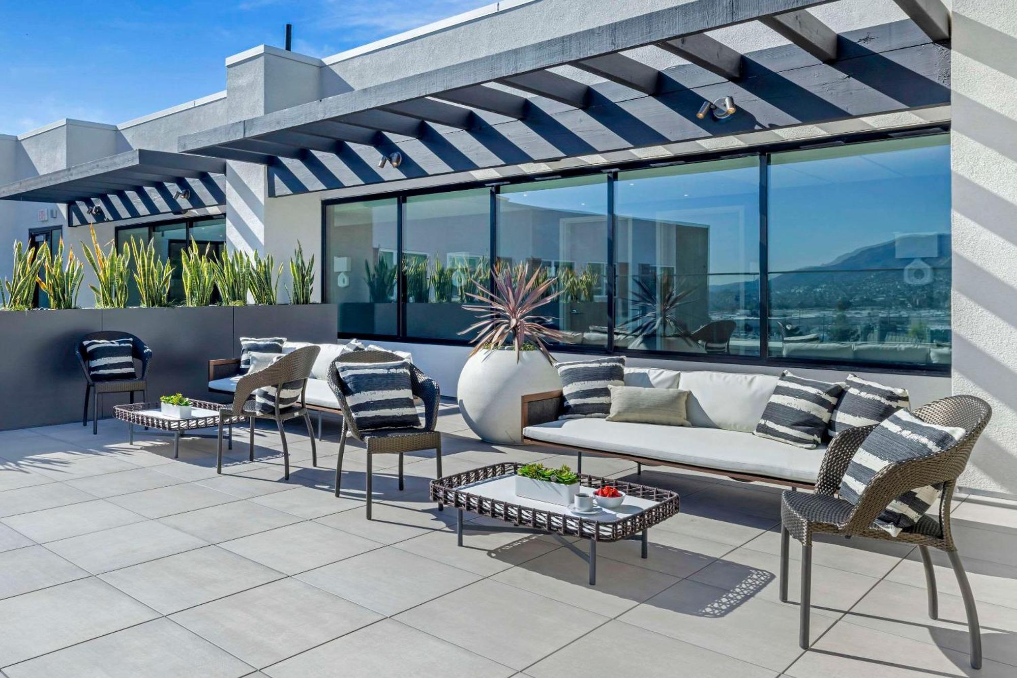 Cambria Hotel Burbank Airport Exterior foto